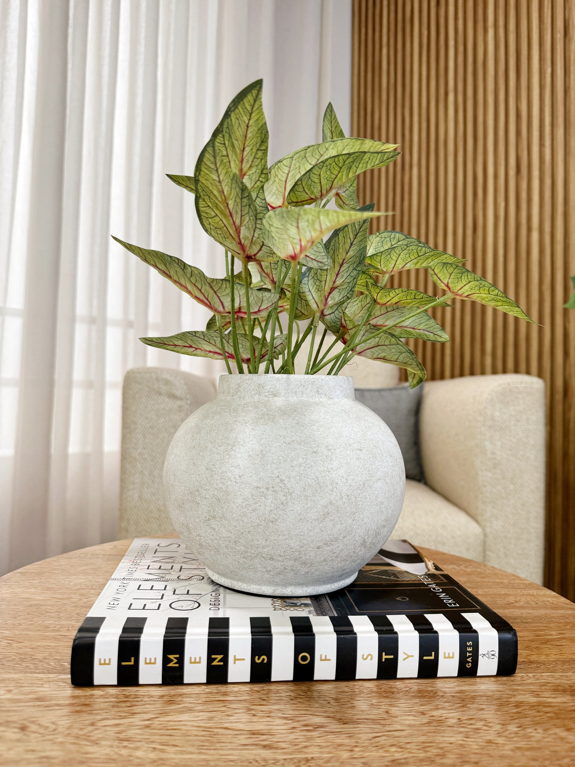 Detalle de jarrones en resina blanco grisáceo, floreros minimalistas para decoración
