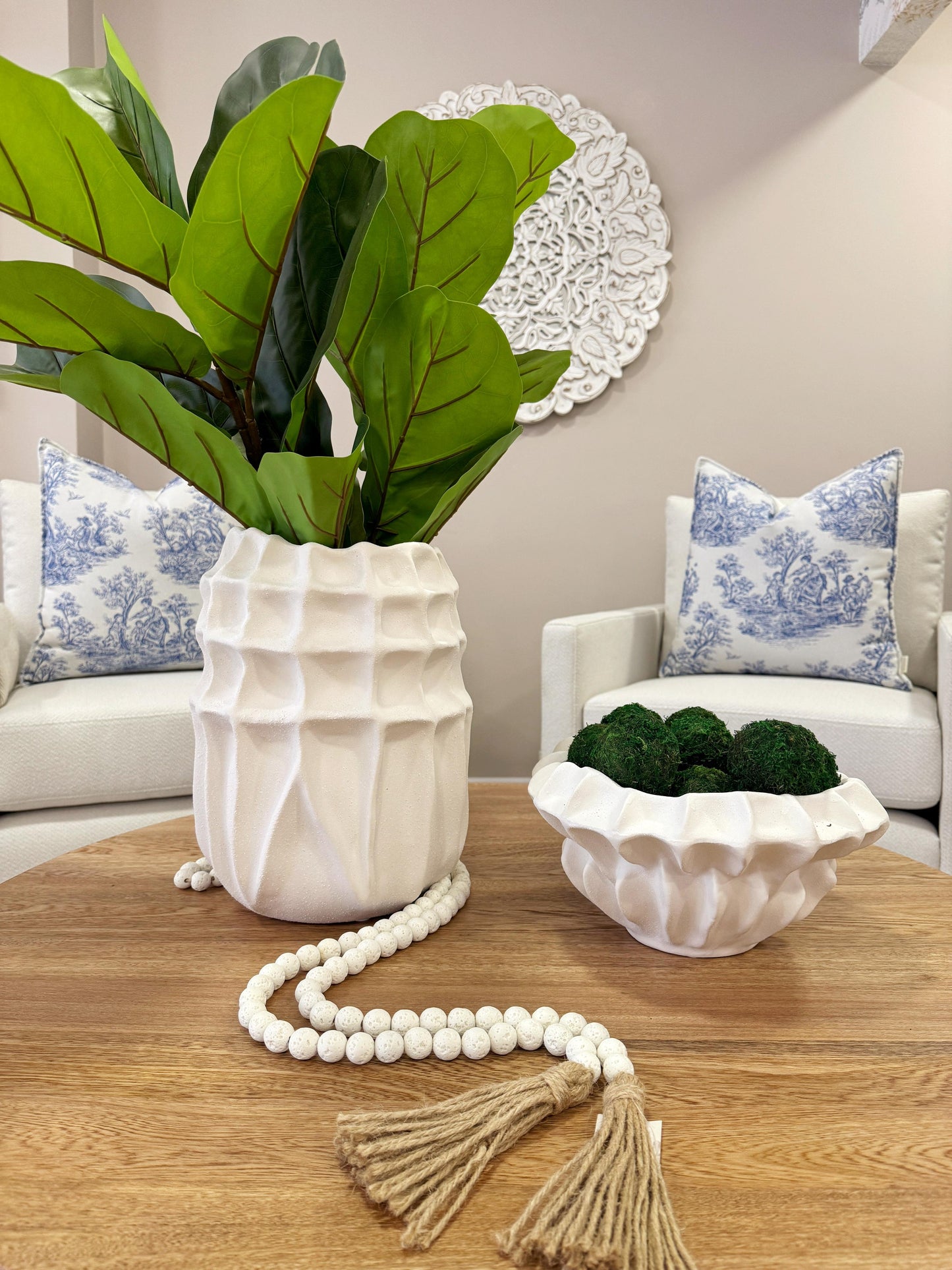 Floreros decorativos blancos en resina con textura, jarrones modernos para mesa de centro y sala