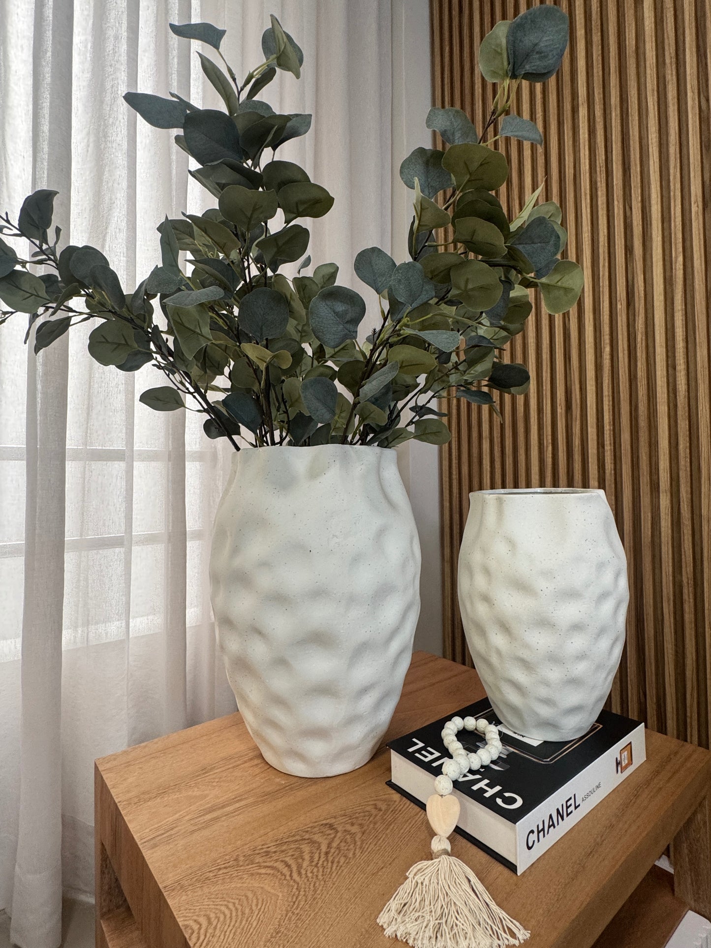 Jarrones decorativos blancos en cerámica con textura, floreros para mesa de centro y sala