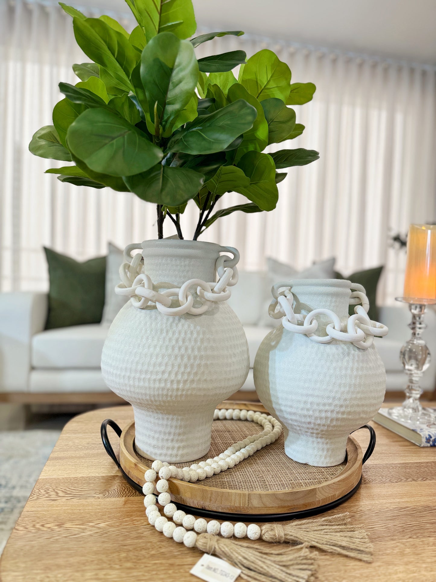 Detalle de jarrones decorativos blancos en cerámica con cadena