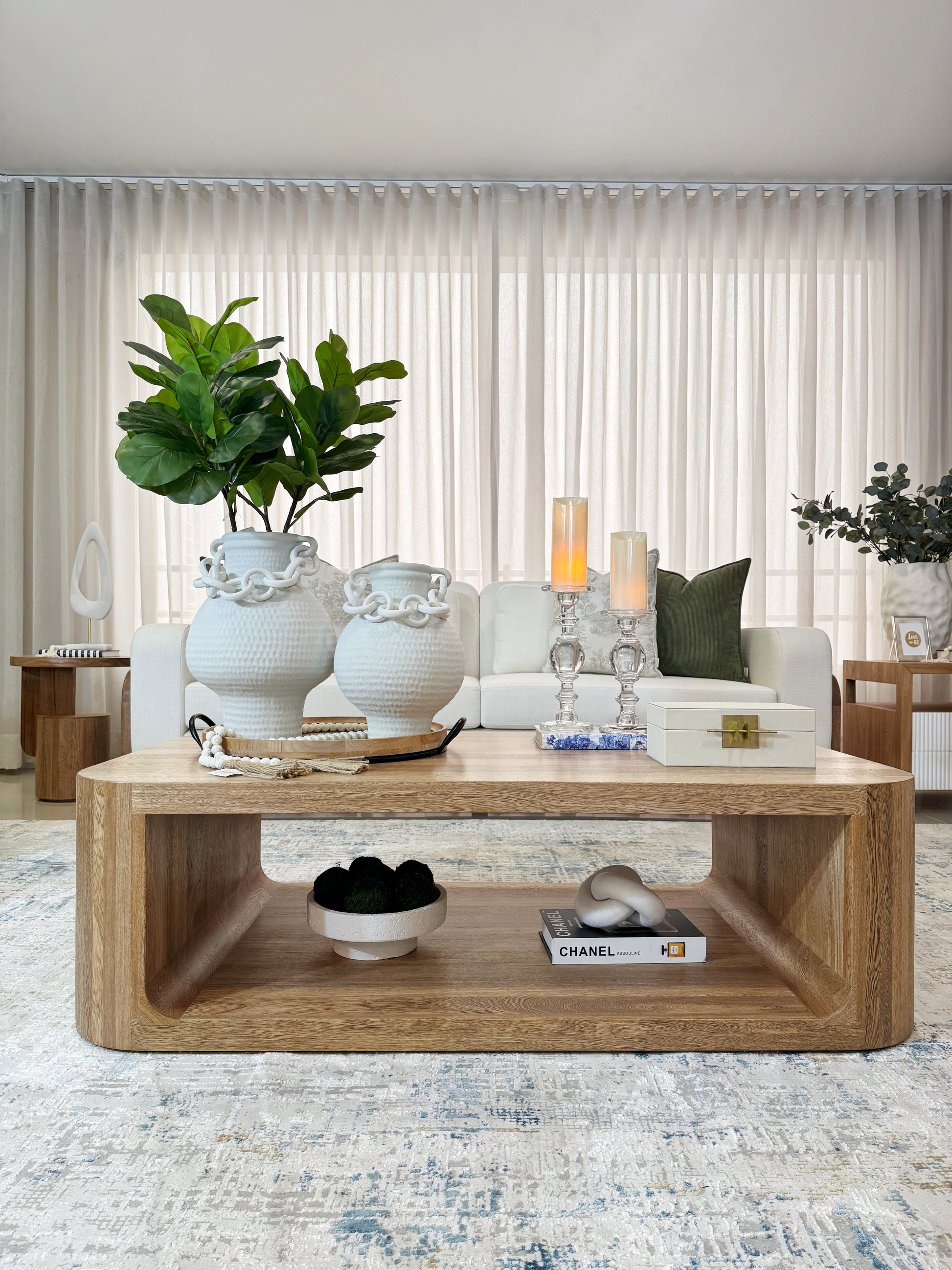 Set de jarrones blancos texturizados con cadena para decoración de sala