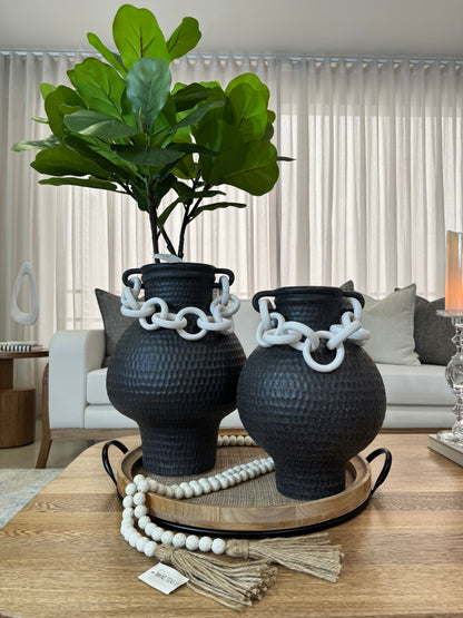 Jarrones negros de cerámica con textura y detalle de cadena blanca, disponibles en 40cm y 34cm de altura
