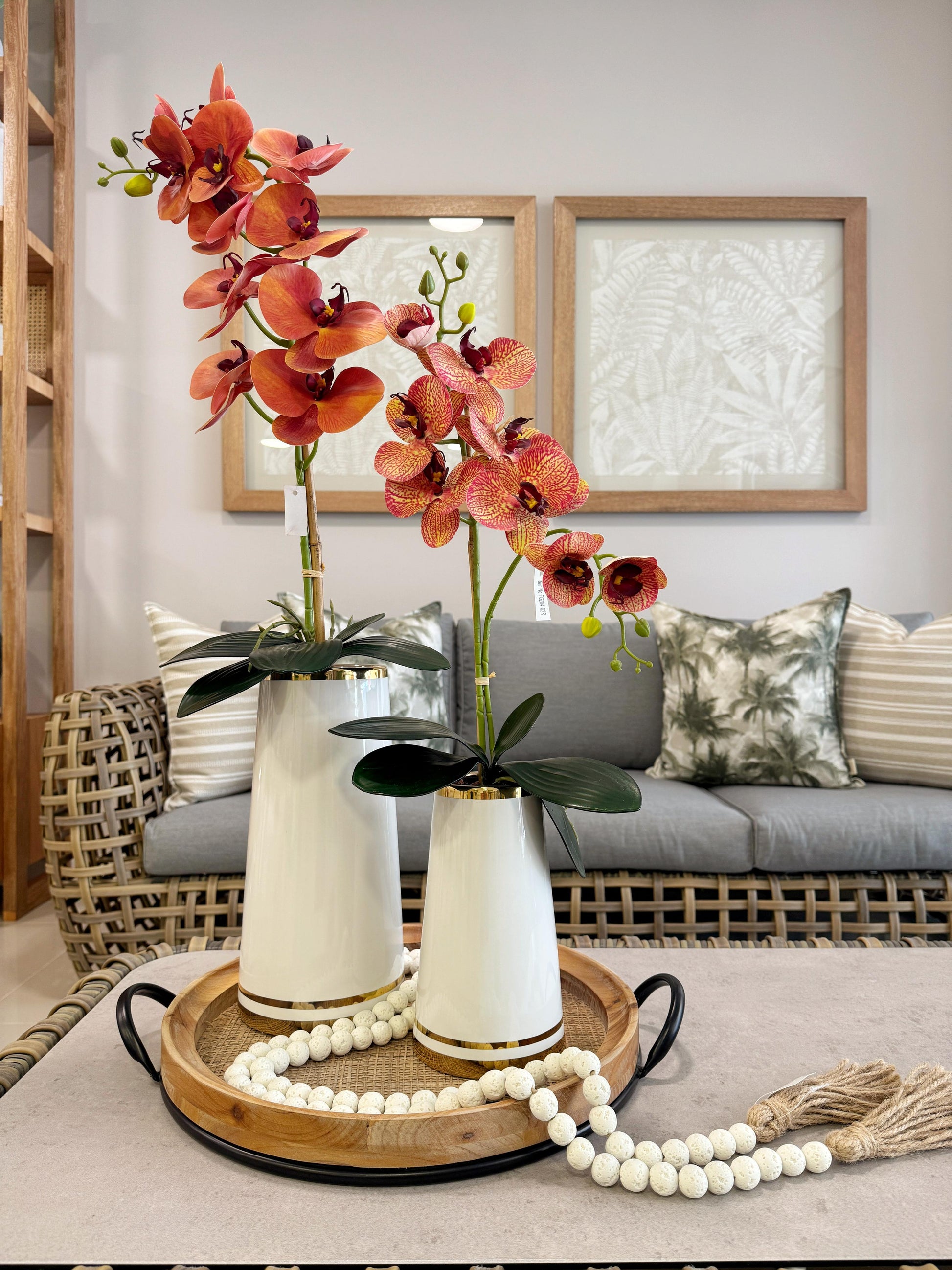 Jarrones de cerámica brillante con detalles dorados y orquídeas artificiales granate, disponibles en 30cm y 21cm