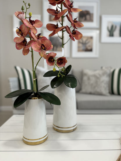 Jarrones decorativos de cerámica brillante con detalles dorados y orquídeas granate, arreglo para mesa de centro