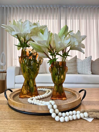 Vista de jarrones en cristal ámbar con diseño de rostros, floreros decorativos únicos
