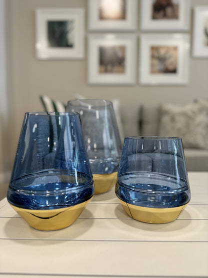 Vista de floreros en cristal azul con base dorada cromada, jarrones decorativos para interiores