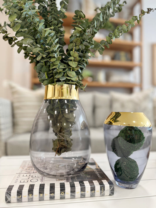 Jarrones de cristal azul con detalles cromados dorados Ø 17 x 25cm, floreros decorativos elegantes para sala.

Libros decorativos originales de pasta dura apilados, accesorios elegantes para decoración