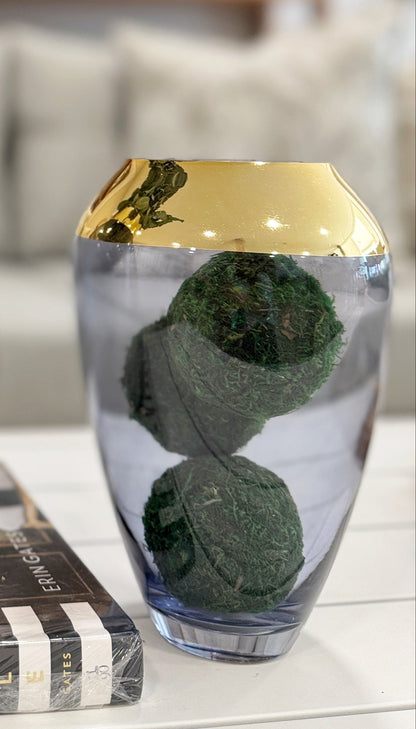 Vista de floreros en cristal azul con detalles cromados dorados, jarrones decorativos para interiores