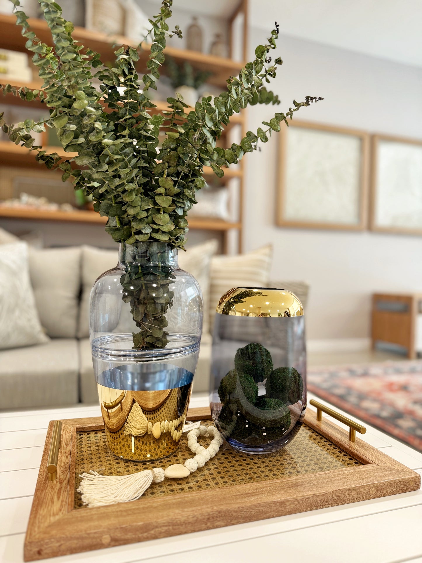 Floreros decorativos en cristal azul con detalle cromado dorado, jarrones elegantes para mesa de centro y sala