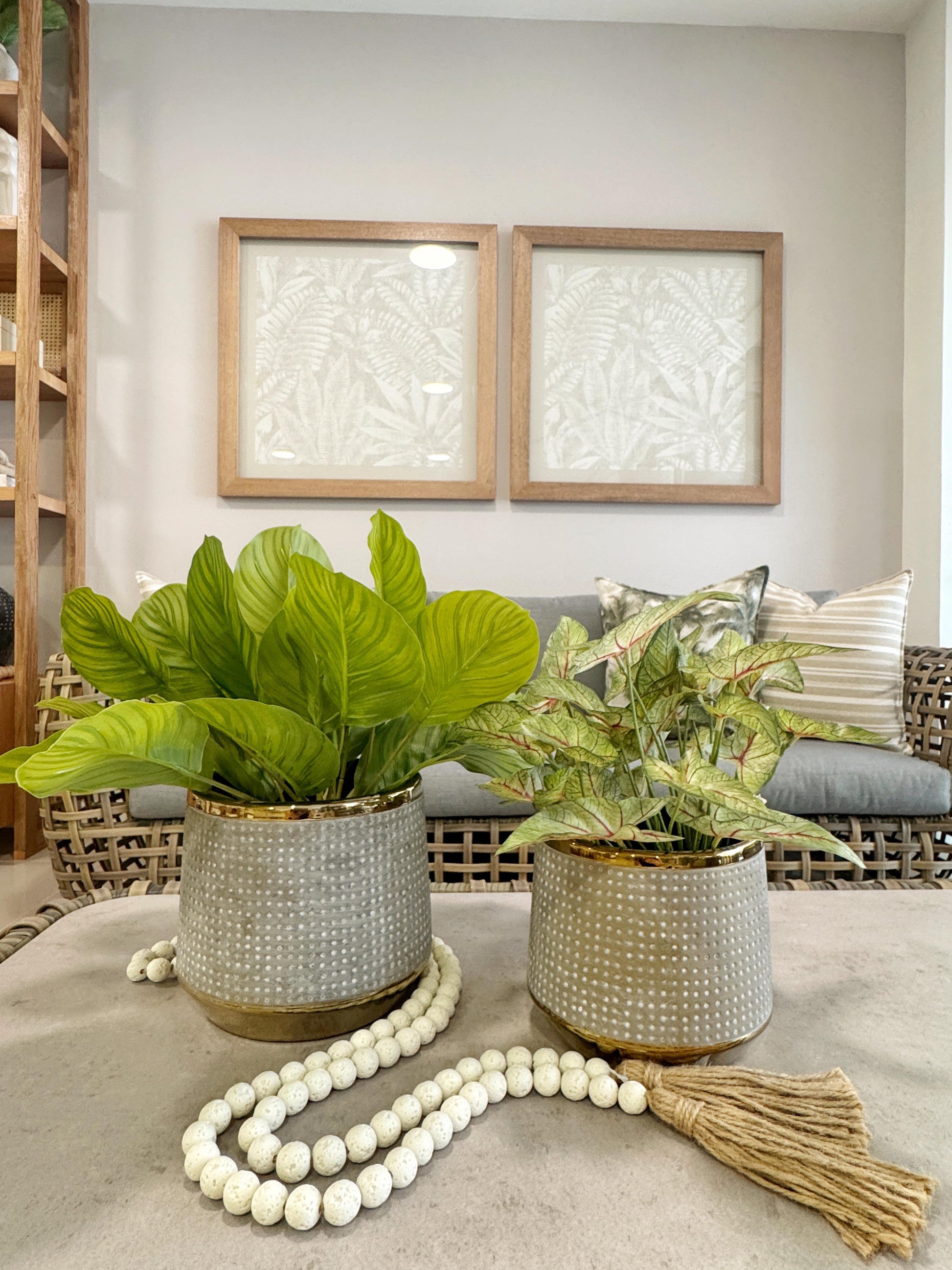 Detalle de jarrones de resina gris con borde dorado, floreros decorativos elegantes para sala