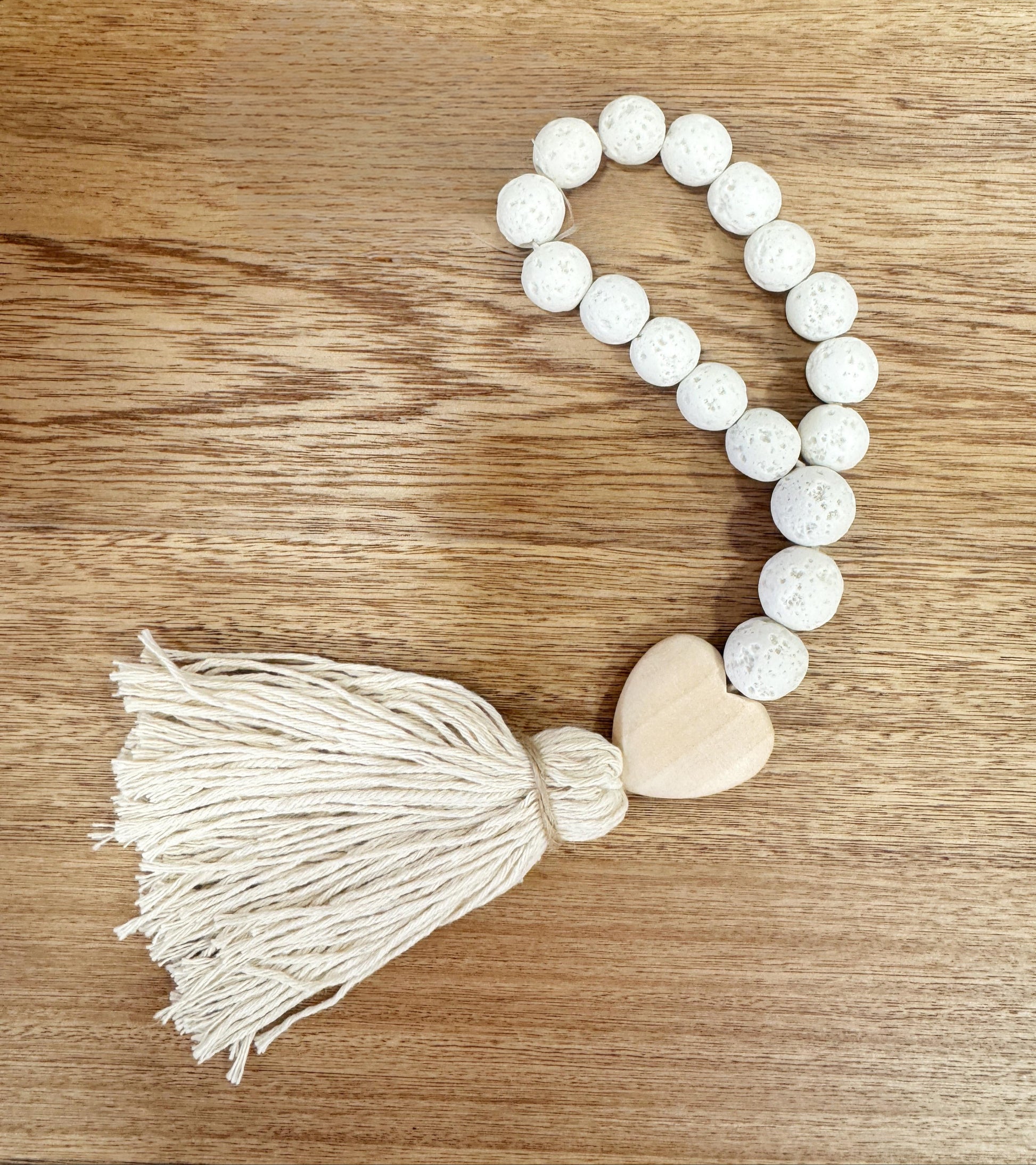 Lazo decorativo de borlas blancas en marmolina con corazón de madera