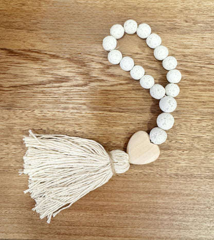 Lazo decorativo de borlas blancas en marmolina con corazón de madera