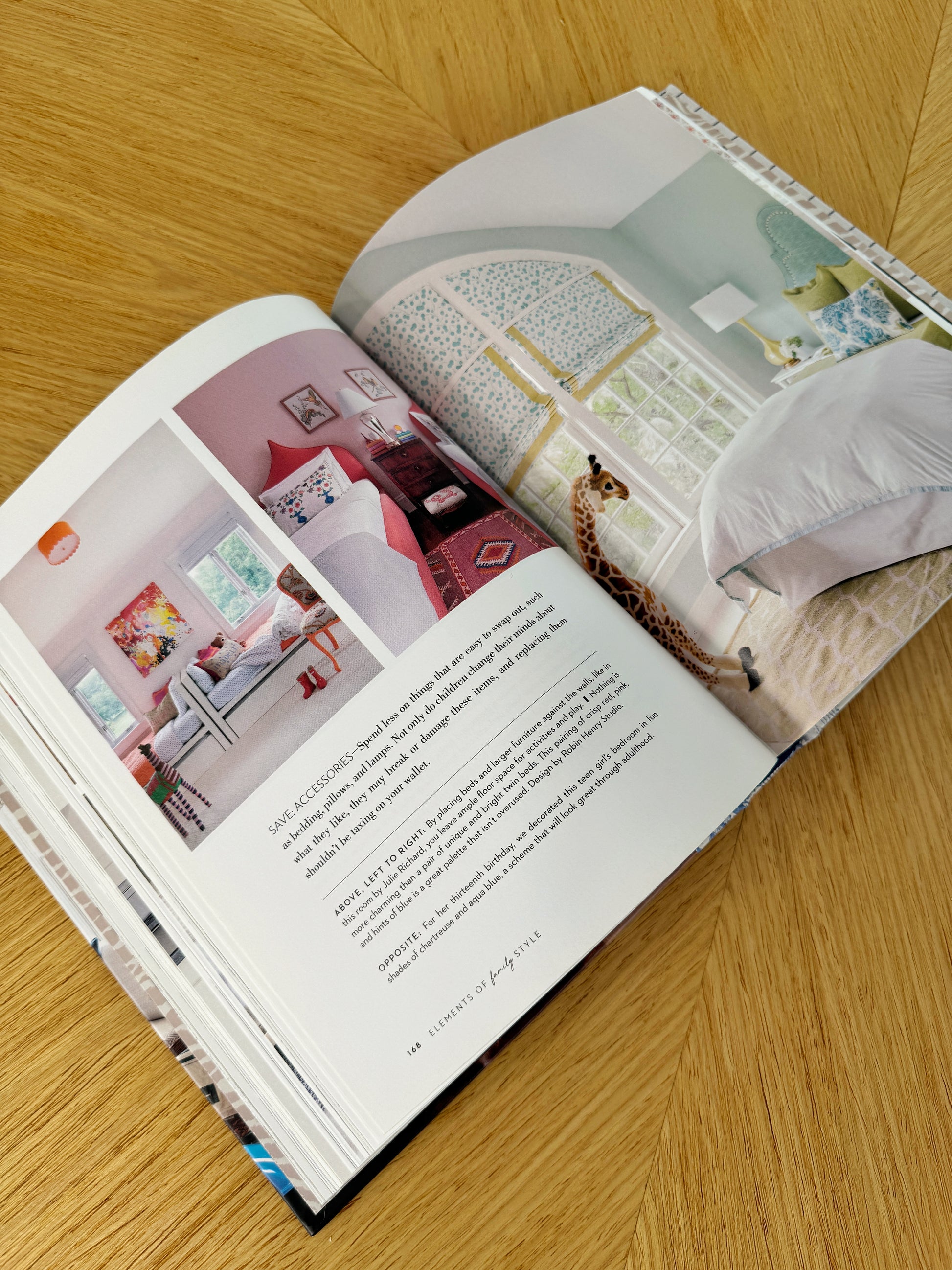 Detalle de libro original decorativo de pasta dura, diseño sofisticado para decoración de interiores