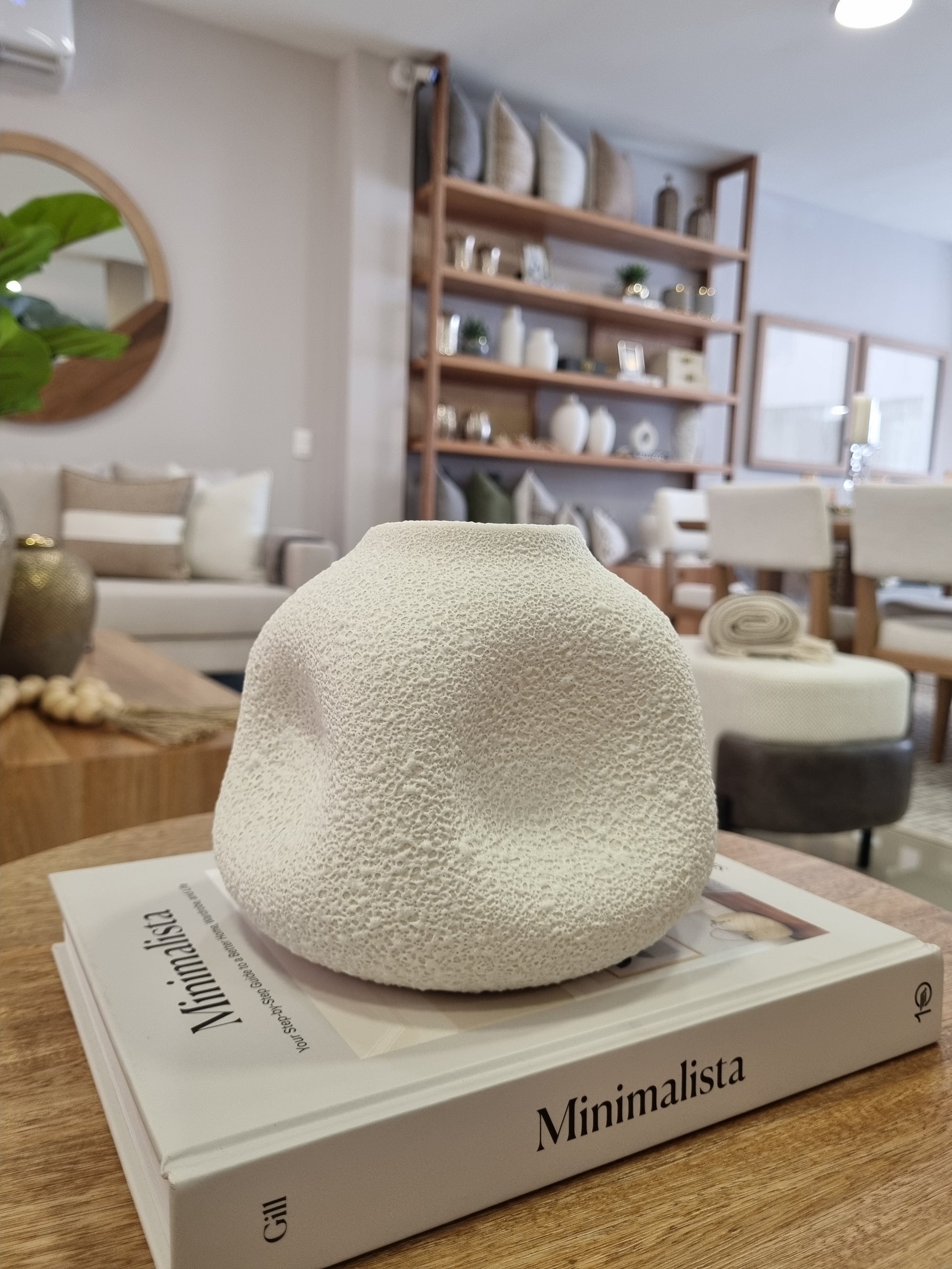 Vista de libro original decorativo de pasta dura, accesorio para decoración de sala y mesa