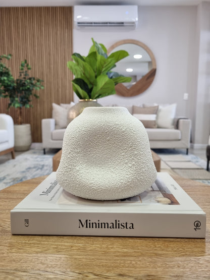 Detalle de libro decorativo de pasta dura, diseño elegante para decoración de espacios modernos