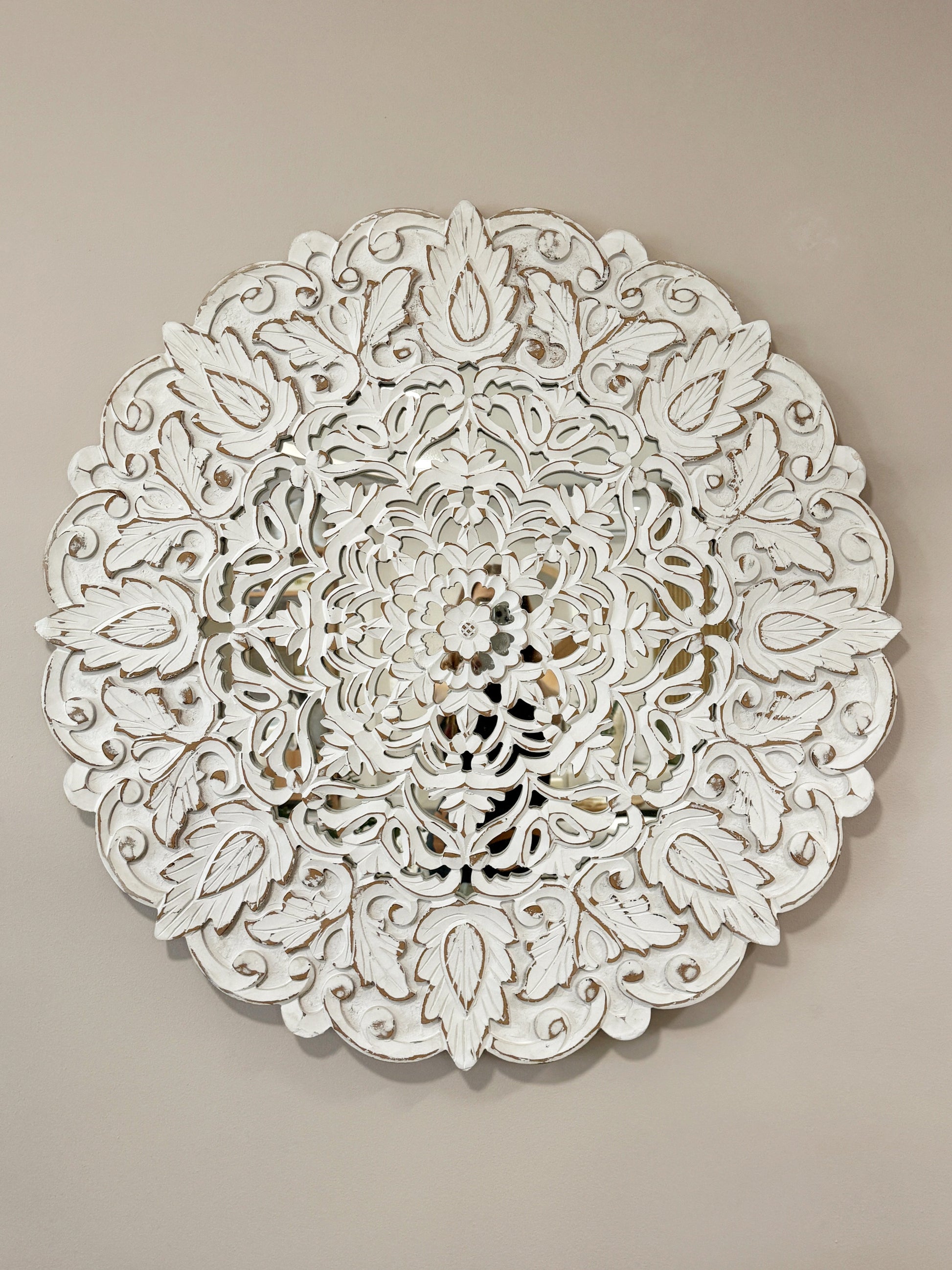 Detalle de mandala redonda de madera tallada a mano con espejo, arte decorativo de pared de India