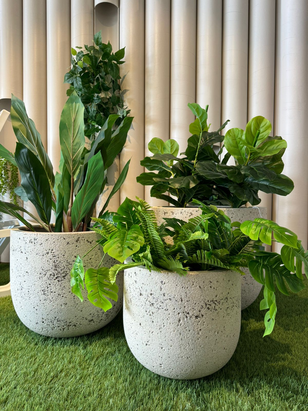 Vista de matera en creastone apta para intemperie, maceta decorativa para plantas de exterior e interior