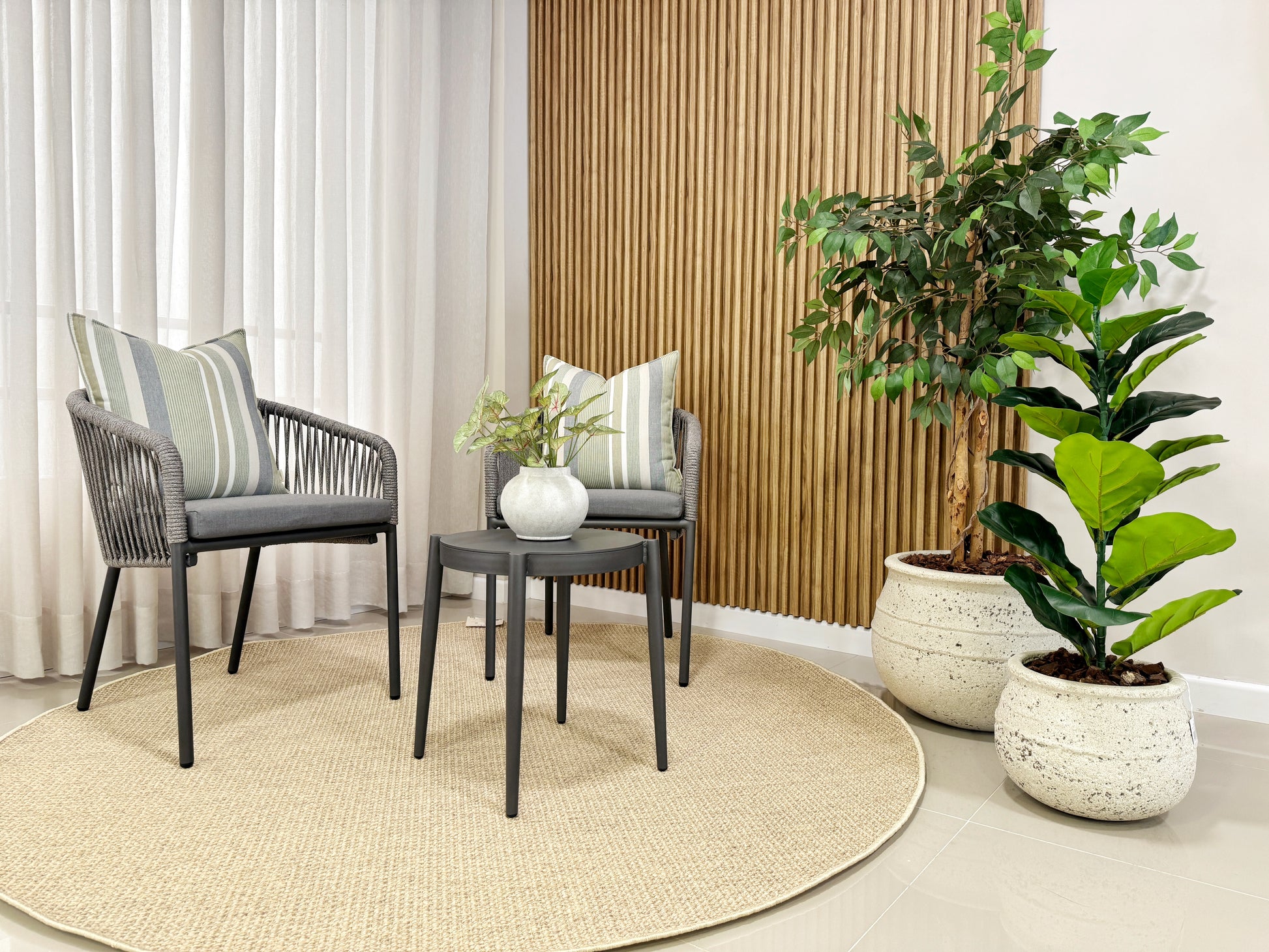 Set de materas SAKA en creastone aptas para intemperie, macetas apilables con diseño moderno

Mesa auxiliar GENOVA, mesa redonda de aluminio negro para terraza cubierta