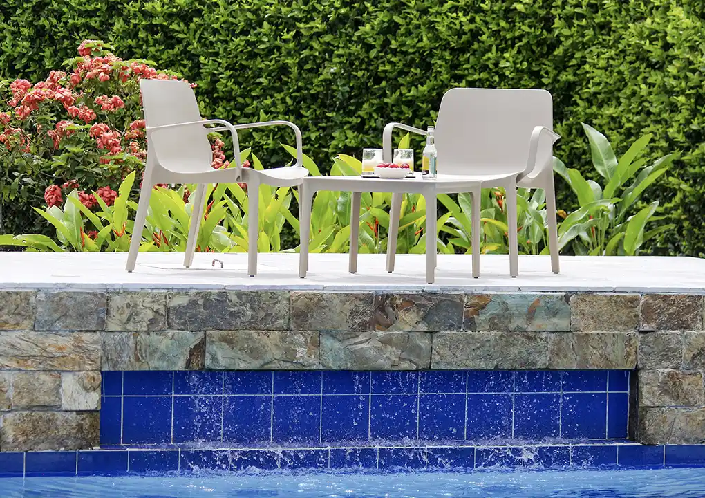Mesa y silla ANDIAMO beige, conjunto de tecnopolímero para piscina y terraza
