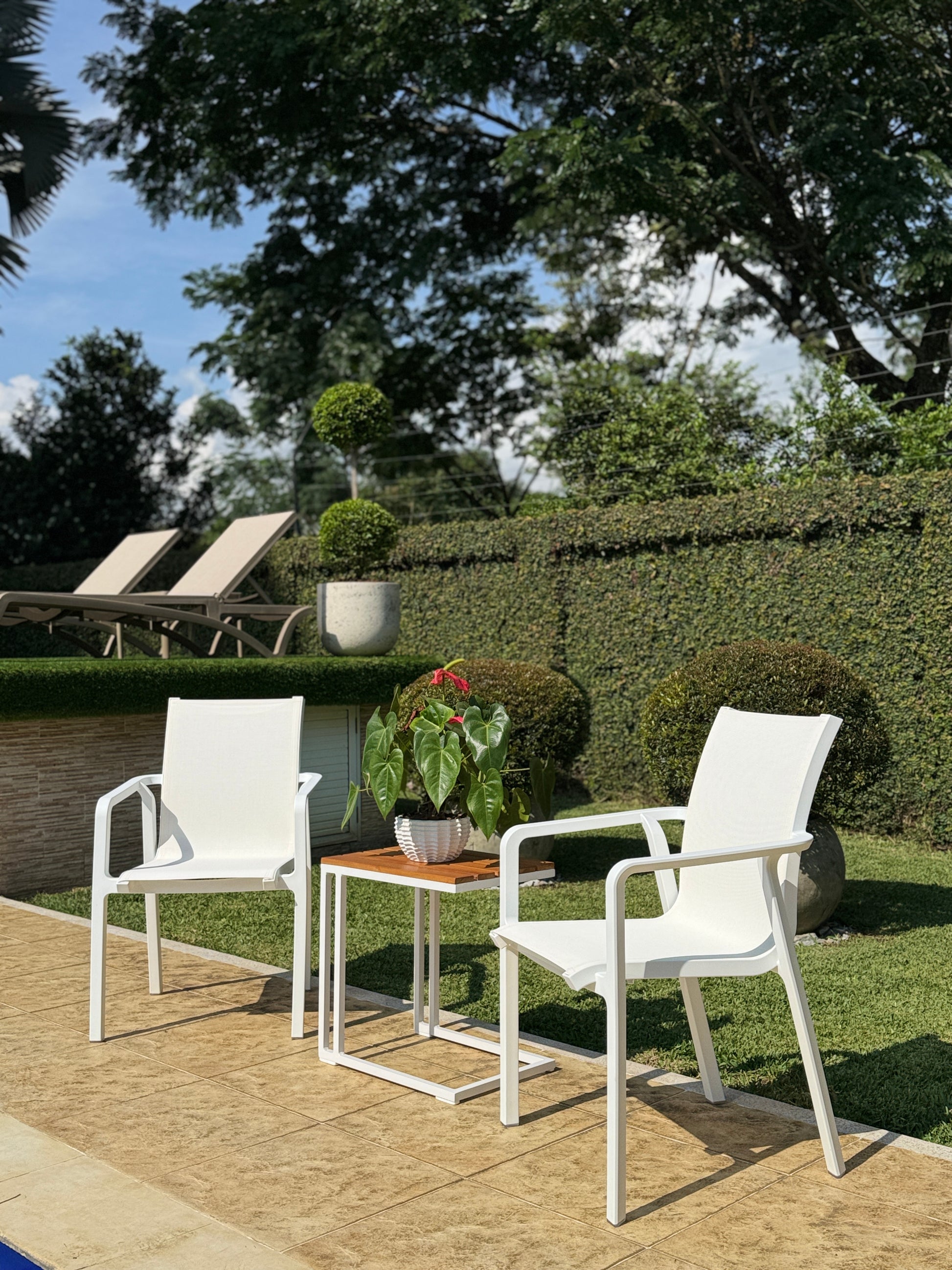 Mesa auxiliar FIJI en uso, mesa en forma de C para asoleadora y terraza cubierta