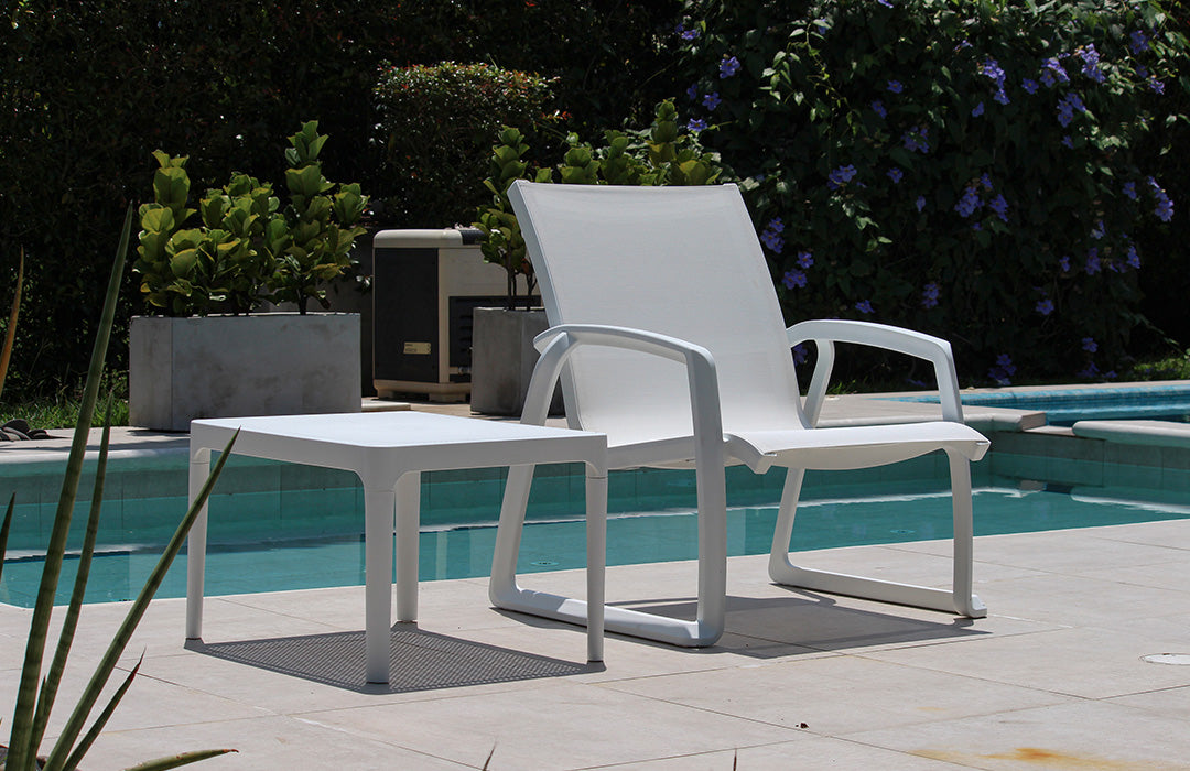Mesa auxiliar TERRA blanca con sofá sencillo MARE blanco, conjunto de resina para piscina

