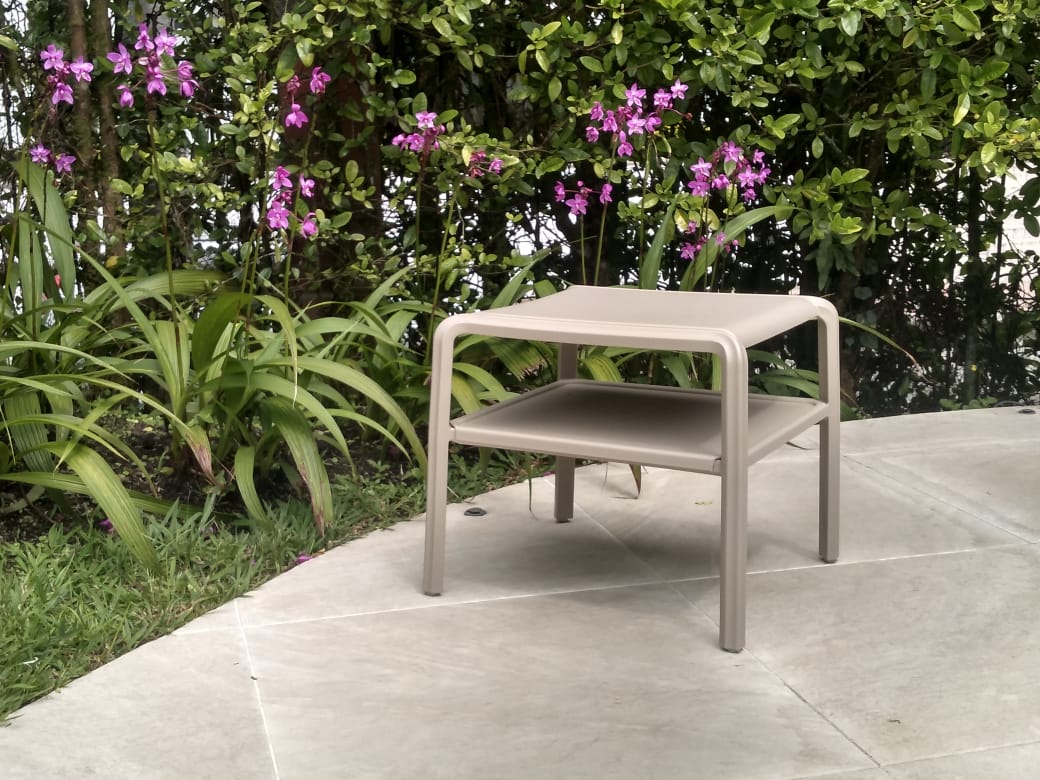 Detalle de mesa auxiliar VENECIA, mesa de tecnopolímero con bandeja extraíble para piscina

Mesa auxiliar VENECIA para exterior - diseño moderno - Kasanova