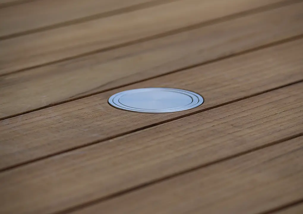 Mesa bar NEW YORK en aluminio blanco con detalles de madera teca, mesa alta con orificio para sombrilla