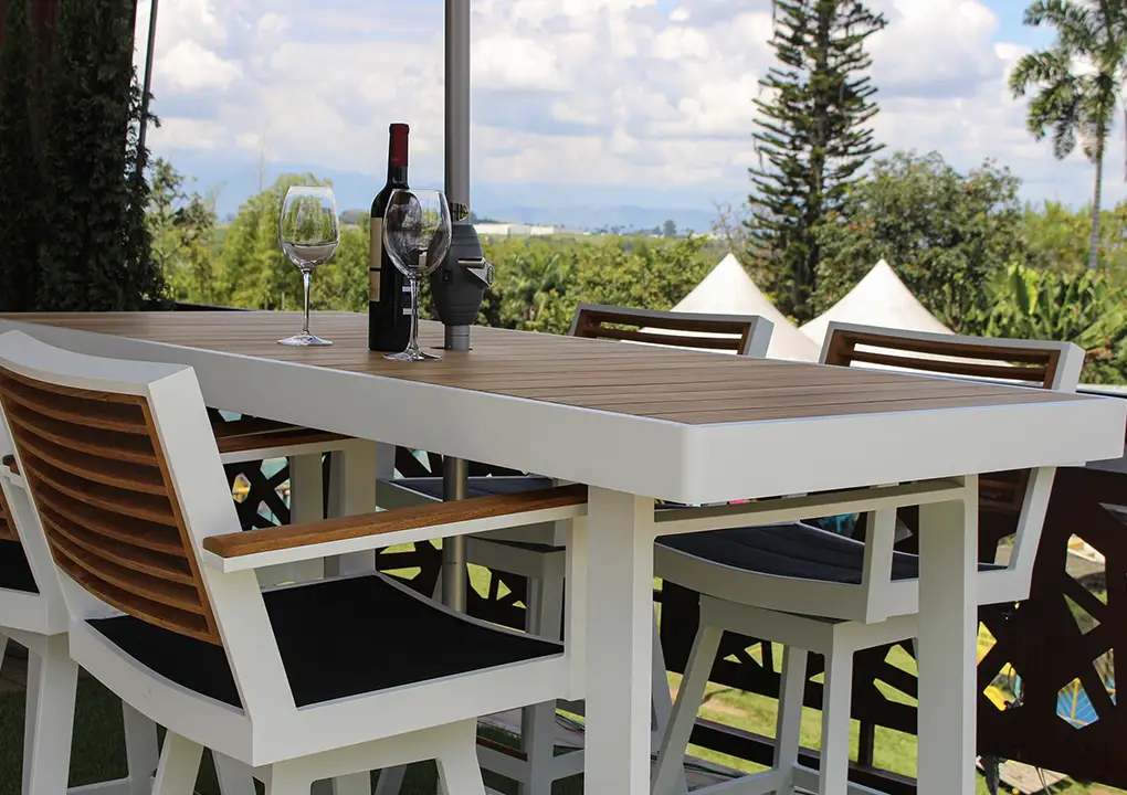 Vista de mesa bar y silla bar NEW YORK, conjunto para terraza en aluminio blanco con madera teca