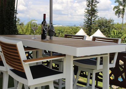 Vista de mesa bar y silla bar NEW YORK, conjunto para terraza en aluminio blanco con madera teca