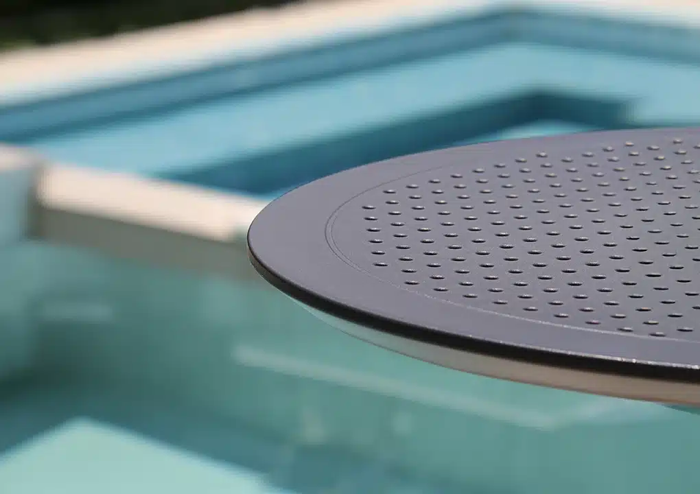 Detalle de mesa bar SOLE y diseño contemporáneo