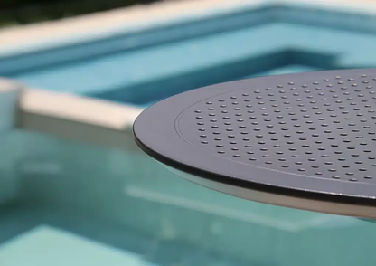 Detalle de mesa bar SOLE y diseño contemporáneo