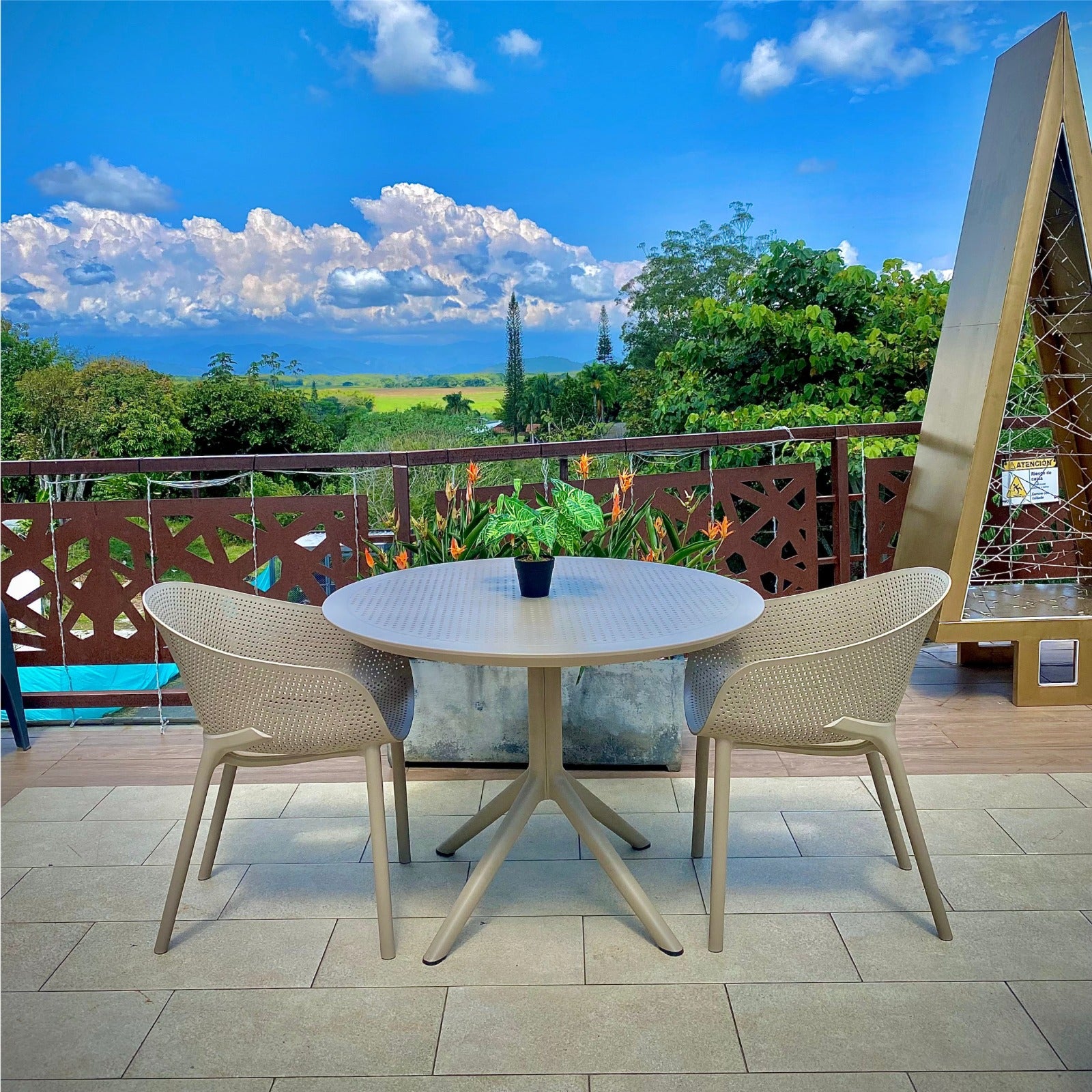 Mesa de comedor CIEL beige con silla CIEL PRO, mesa redonda de resina para piscina y terraza
