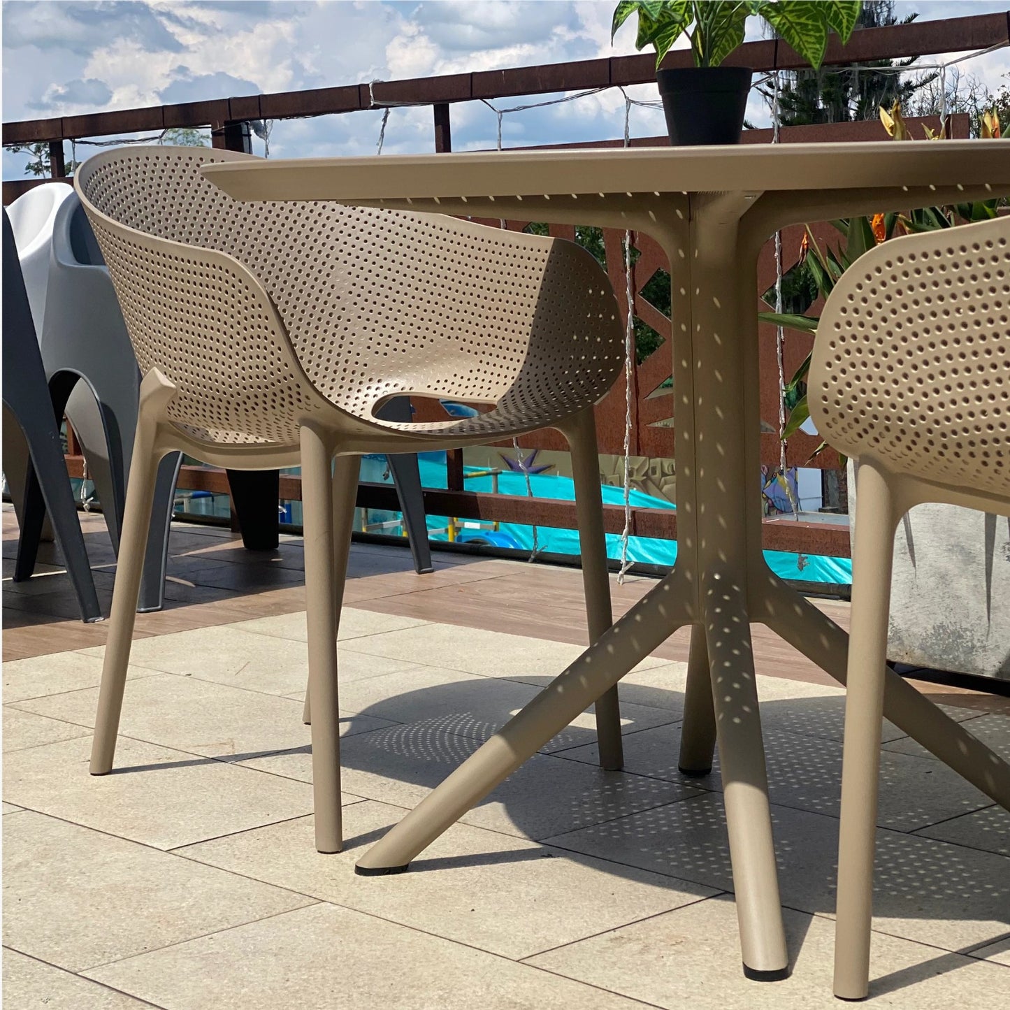 Mesa CIEL beige con silla CIEL PRO beige, conjunto de polipropileno para terraza
