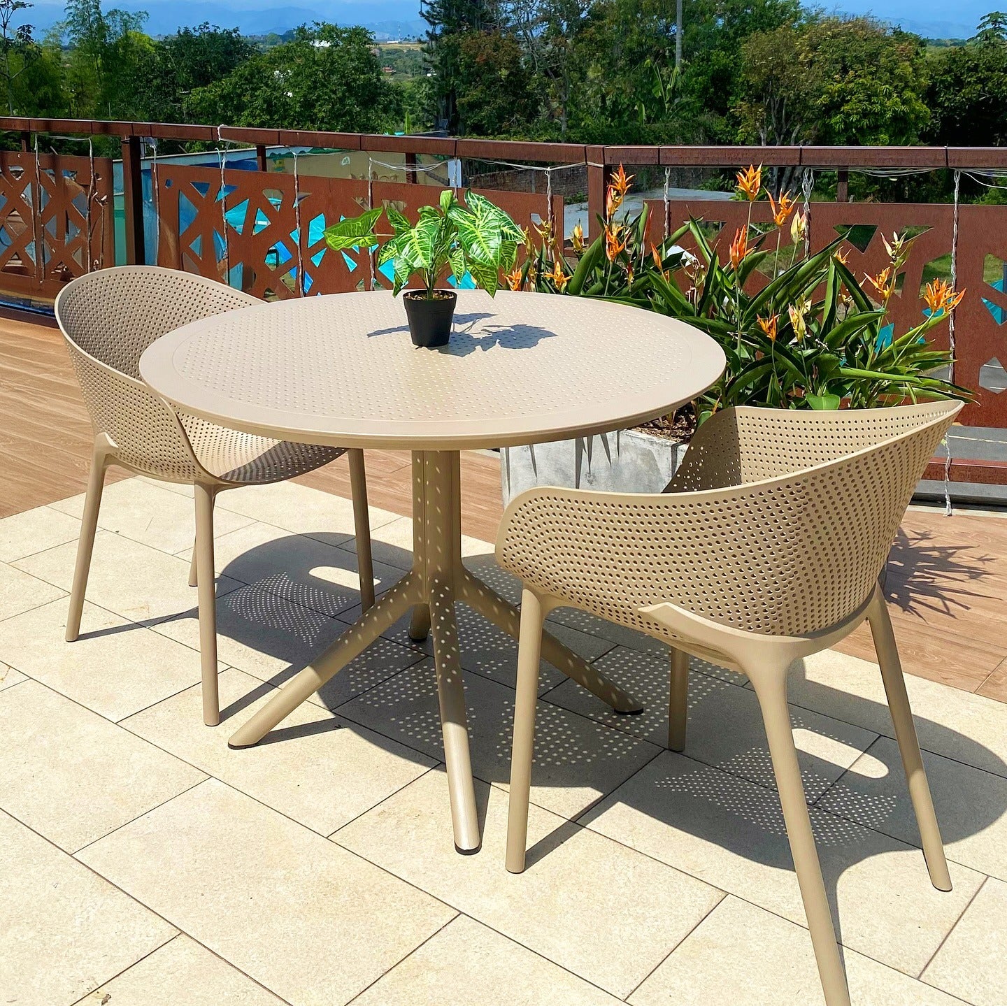 Mesa CIEL beige con silla CIEL PRO beige, conjunto de polipropileno para piscina
