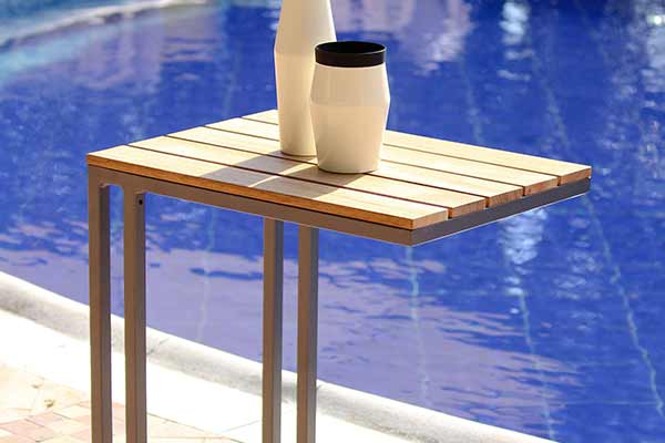 Detalle de mesa auxiliar FIJI, mesa en forma de C para terraza y balcón cubierto