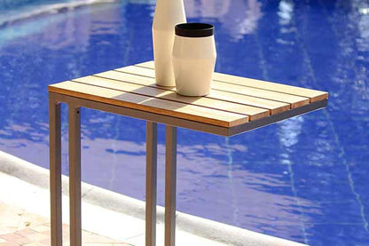 Detalle de mesa auxiliar FIJI, mesa en forma de C para terraza y balcón cubierto