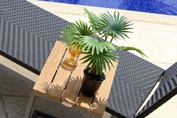 Detalle de mesa auxiliar FIJI, mesa en forma de C 35 x 50 x 51cm para exterior bajo techo