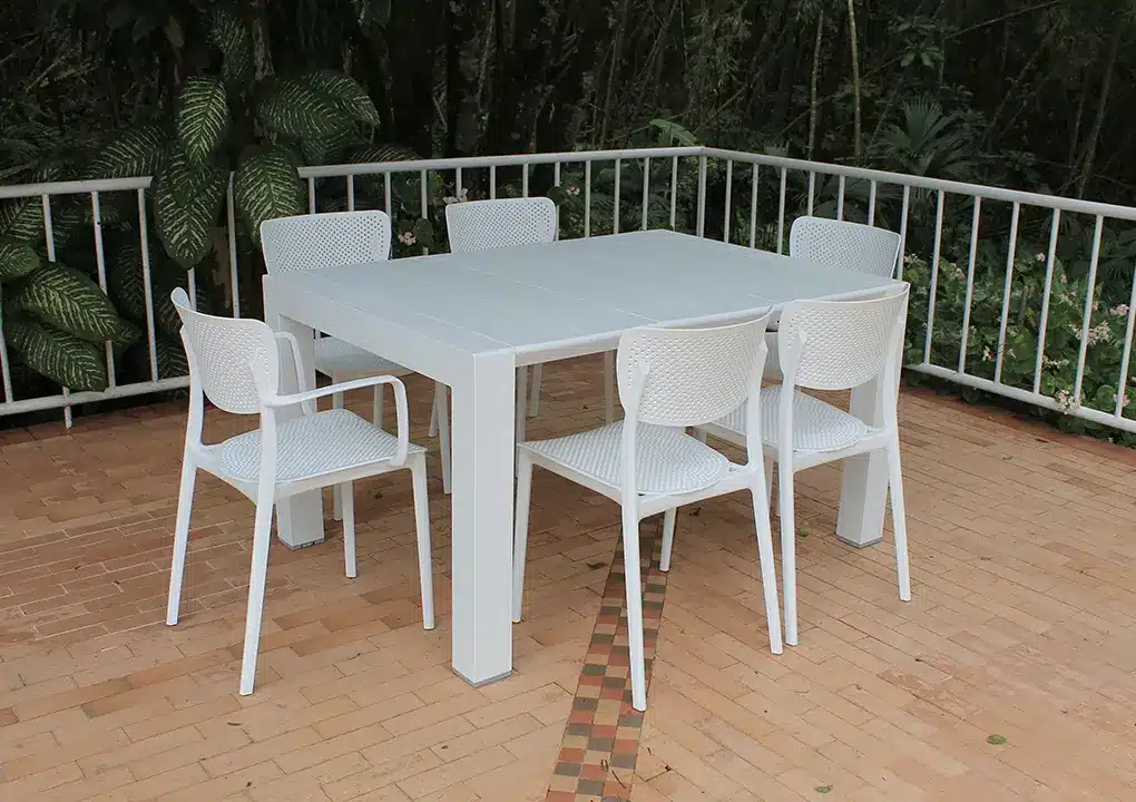 Vista de mesa de comedor NAPOLI con silla COMFORT, mesa extensible de polipropileno para piscina
