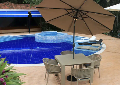 Vista de mesa de comedor NAPOLI con silla COSTEIRA, mesa extensible de polipropileno para piscina

