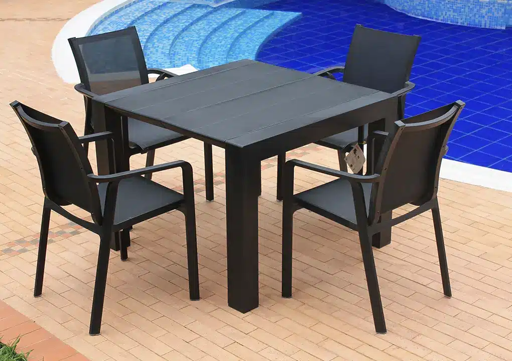 Mesa NAPOLI con silla MARE negra, conjunto de resina para piscina y terraza
