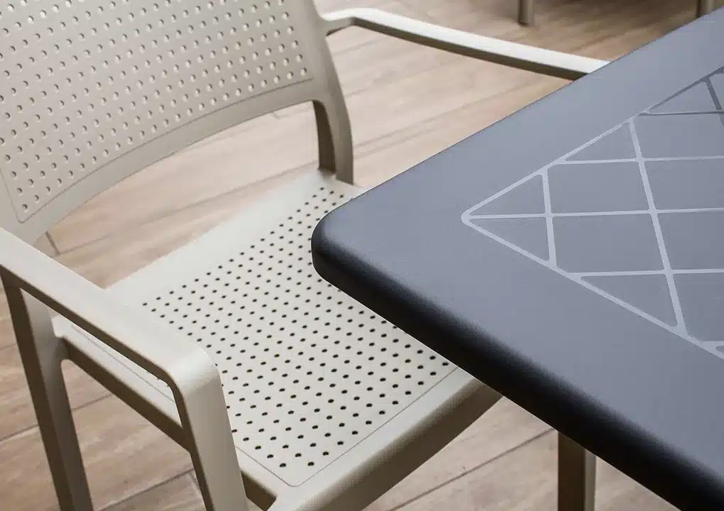 Mesa de comedor PASSO antracita con silla PREGO beige, mesa cuadrada de resina apta para intemperie
