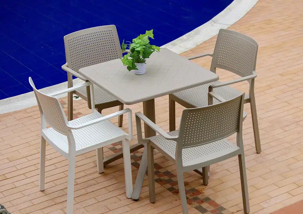 Mesa PASSO beige con silla PREGO beige y blanca, conjunto de tecnopolímero para piscina
