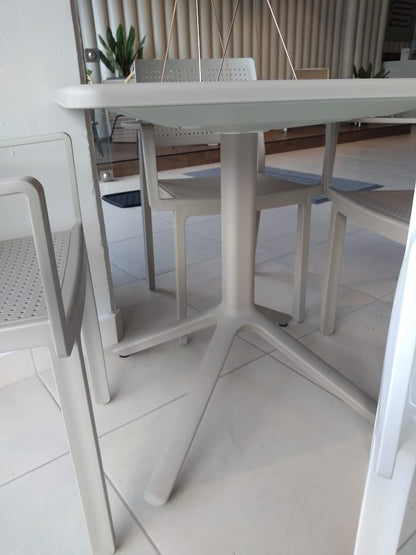 Mesa de comedor PASSO con silla PASSO, conjunto de resina para piscina y terraza
