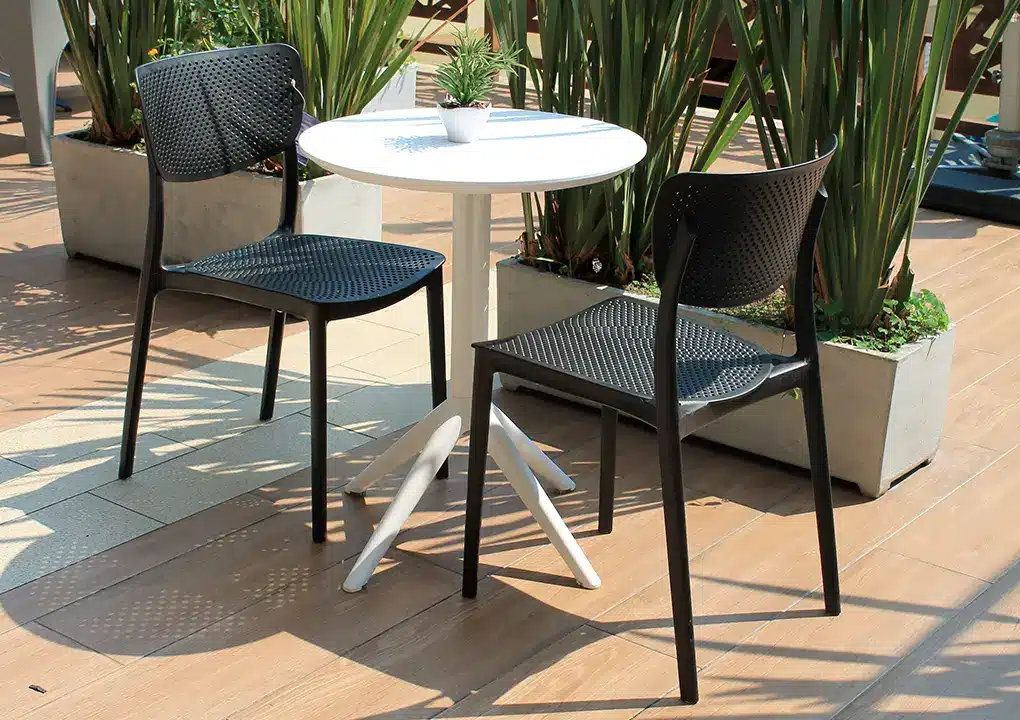 Mesa de comedor SOLE blanca con silla COMFORT con brazos, mesa redonda plegable de resina para terraza

Detalle de patas y estructura de mesa de comedor SOLE