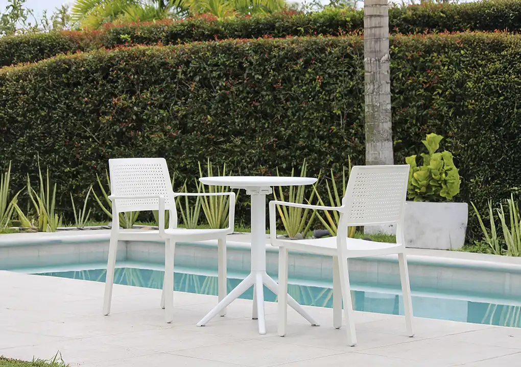 Mesa SOLE blanca con silla PREGO blanca, conjunto de tecnopolímero apto para intemperie

