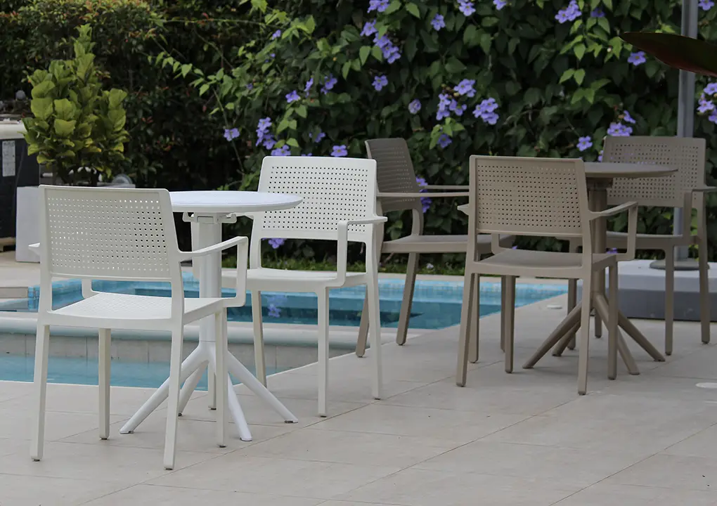 Mesa de comedor SOLE blanca y taupe con silla PREGO, mesa redonda plegable de resina para terraza

Detalle de patas y estructura de mesa de comedor SOLE