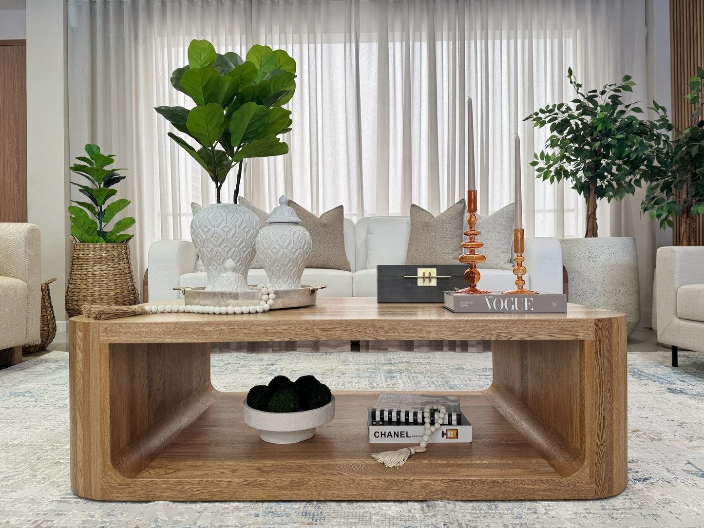 Detalle de mesa de centro en madera natural con tallado flor morado