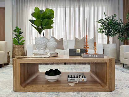 Detalle de mesa de centro en madera natural con tallado flor morado