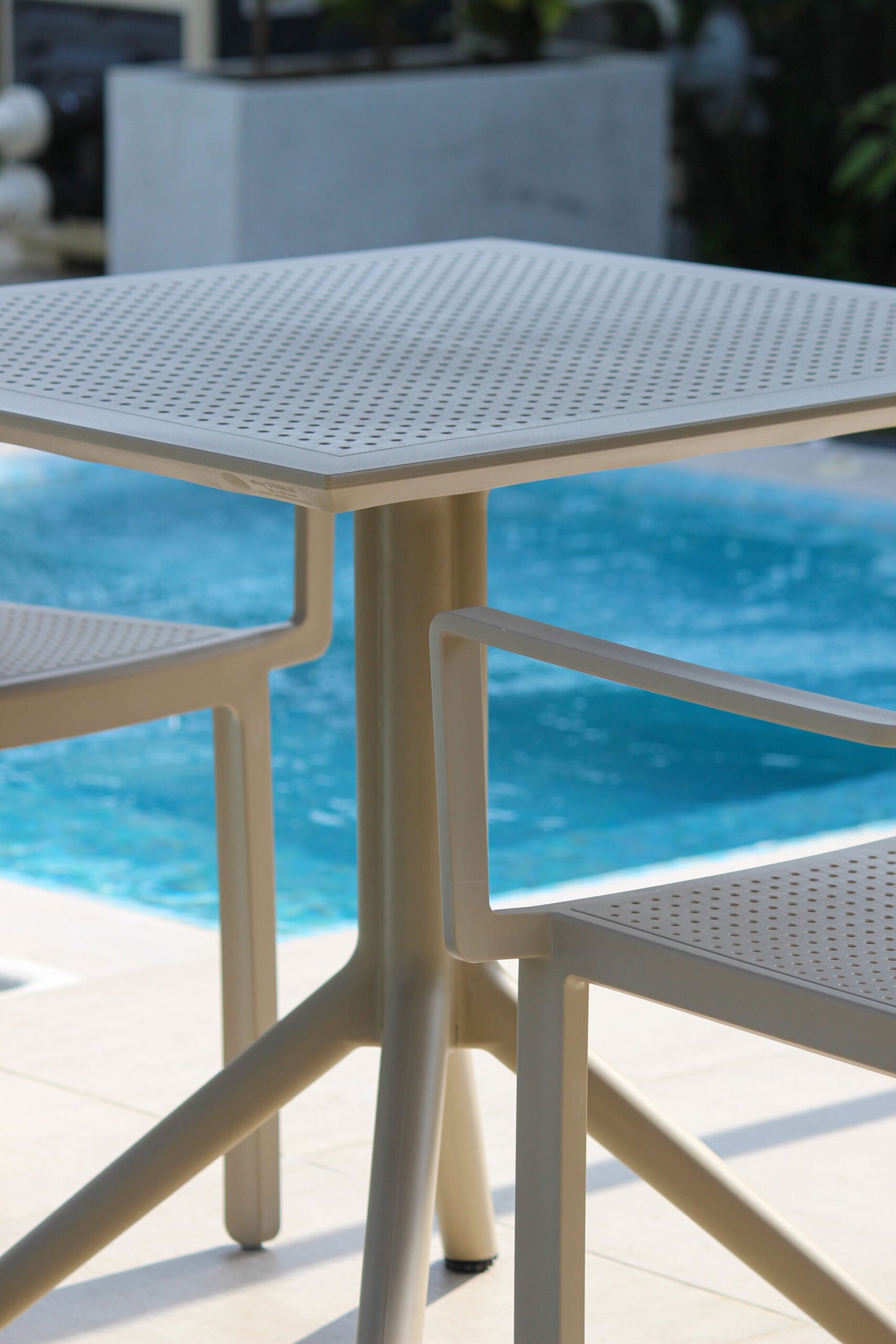 Vista de mesa de comedor LUNA, mesa cuadrada de resina con tubo central de aluminio
