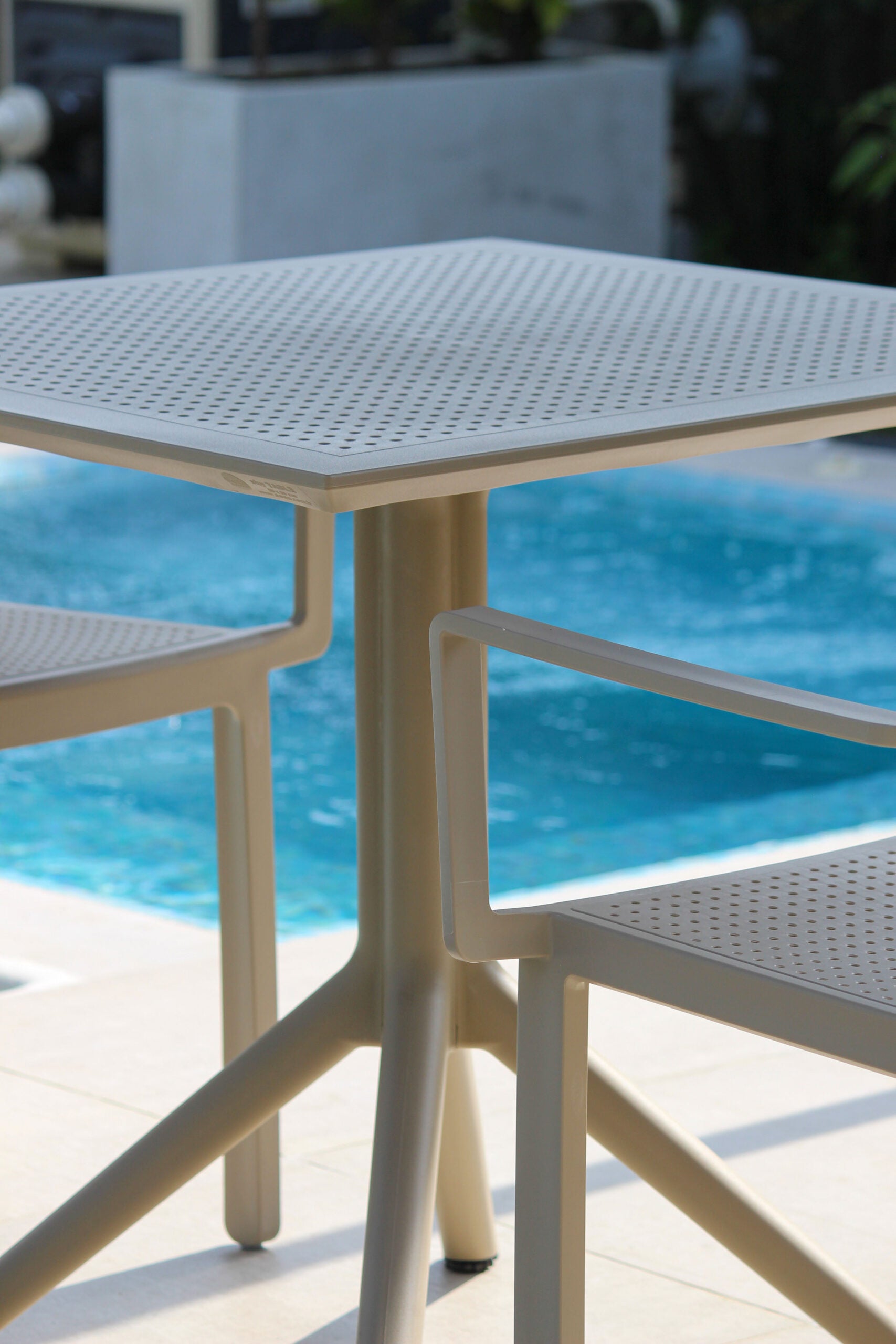 Vista de mesa de comedor LUNA, mesa cuadrada de resina con tubo central de aluminio
